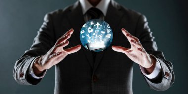 Küre tutan işadamı