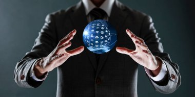 Takım elbiseli iş adamı, küresel iş dünyası, sosyal medya, küresel bağlantı, ağ konsepti, küresel teknoloji, iş dünyası ve küresel küreyi elinde tutuyor
