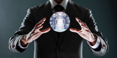 Küresel küresel bir küreyi avucunda tutan iş adamı