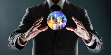Dünya gezegenini avucunun içinde tutan iş adamlarının yakın görüntüsü