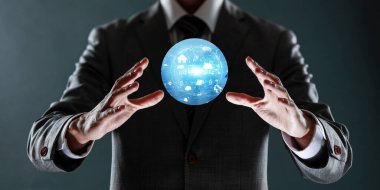 Elinde küresi olan bir iş adamı..