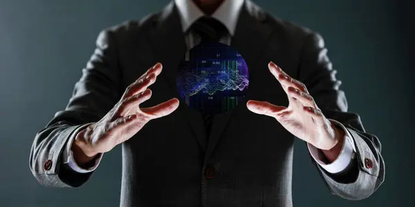 Sanal grafiği olan küresel bir küreyi elinde tutan iş adamı