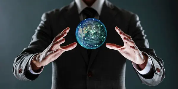 Dünya gezegeni. Dünya 'yı elinde tutan iş adamı.