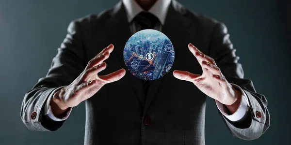 Elinde küreyi tutan bir iş adamı.