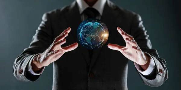 Dünya küresi tutan takım elbiseli bir iş adamı. karışık ortam