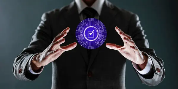 Takım elbiseli işadamı elinde bir fok resmi tutuyor.