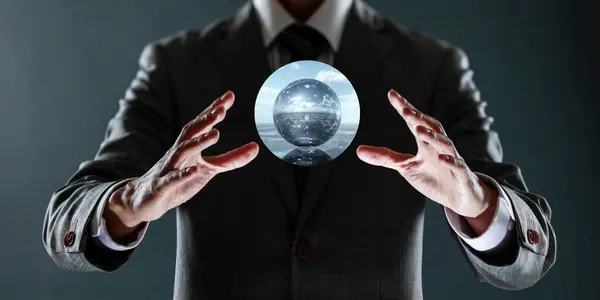 Sanal arayüzü olan dijital tablet kullanan işadamı 3 boyutlu görüntüleme