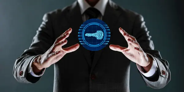 Takım elbiseli iş adamı elinde sanal bir simge tutuyor.