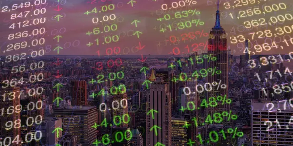 finansal pazar grafiği ve gece şehir görüntüsü