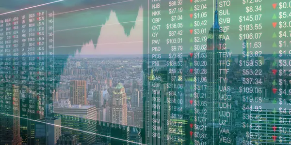 Borsa çizelgesi ve gökdelenlerin arka planında ön x ticareti.