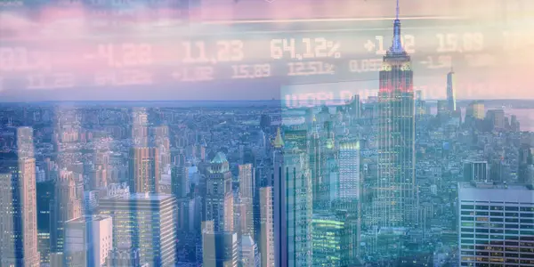 Yüksek binaların arka planında çoklu pozlama olan eski şehir haritası. Finansal araştırma kavramı.