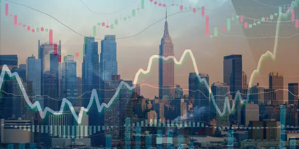Borsa grafiği ve önx grafiği şehir manzarasında gökdelenlerle birlikte. Ticaret ve finans kavramı