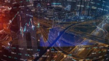 Şehir manzarası üzerinde veri işleme görüntüsü. küresel iş, dijital arayüz, bağlantılar ve dijital arayüz konsepti dijital olarak oluşturuldu.