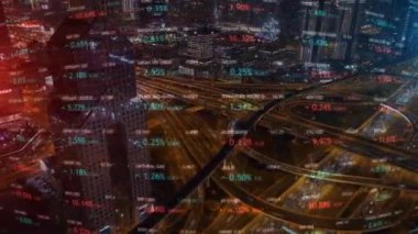 Şehir manzarası üzerinde veri işleme görüntüsü. küresel iş, dijital arayüz, bağlantılar ve dijital arayüz konsepti dijital olarak oluşturuldu.