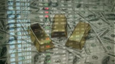 Masada üzerinde altın numaralar olan banknotlar var.