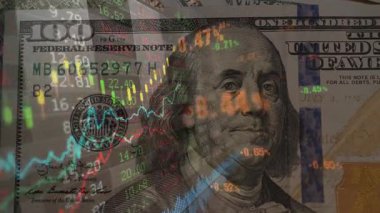 Dolarlı bir bardağın arka planında dolar banknotları