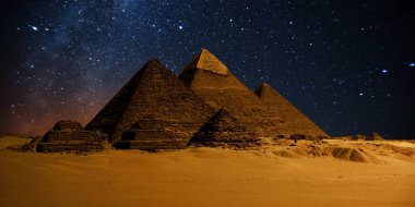 Çöldeki kale piramidinin gece sahnesi