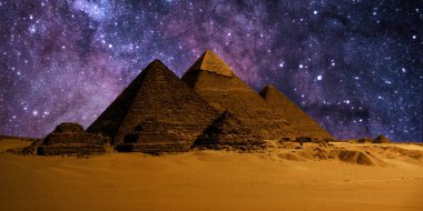 Çöldeki kale piramidinin gece sahnesi