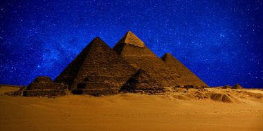 Çöldeki kale piramidinin gece sahnesi