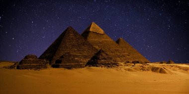 Çöldeki kale piramidinin gece sahnesi