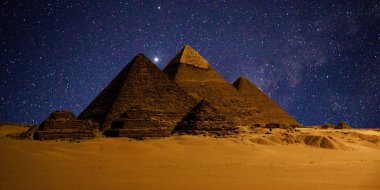 Çöldeki kale piramidinin gece sahnesi