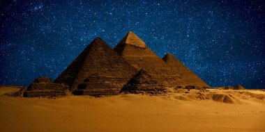 Çöldeki kale piramidinin gece sahnesi