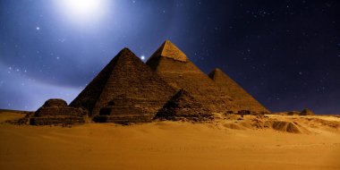 Çöldeki kale piramidinin gece sahnesi