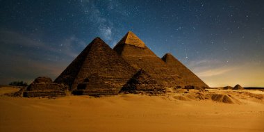 Çöldeki kale piramidinin gece sahnesi