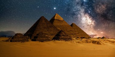 Çöldeki kale piramidinin gece sahnesi