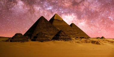 Çöldeki kale piramidinin gece sahnesi