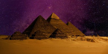 Çöldeki kale piramidinin gece sahnesi