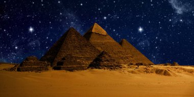 Çöldeki kale piramidinin gece sahnesi