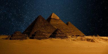 Çöldeki kale piramidinin gece sahnesi