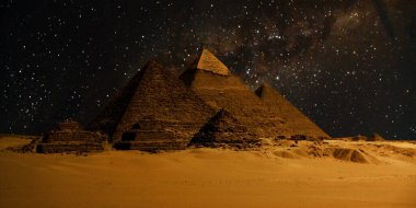 Çöldeki kale piramidinin gece sahnesi