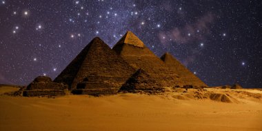 Çöldeki kale piramidinin gece sahnesi