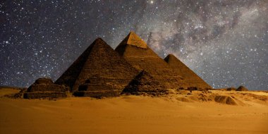 Çöldeki kale piramidinin gece sahnesi