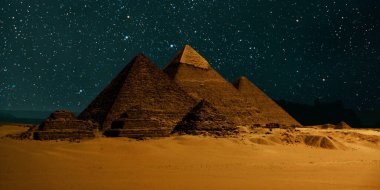 Çöldeki kale piramidinin gece sahnesi