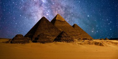 Çöldeki kale piramidinin gece sahnesi