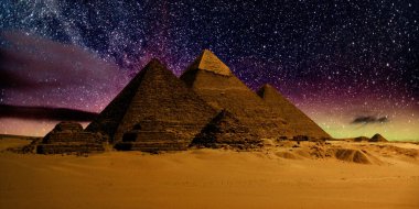 Çöldeki kale piramidinin gece sahnesi