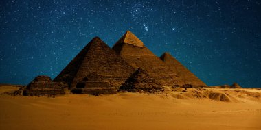 Çöldeki kale piramidinin gece sahnesi