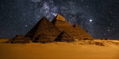 Çöldeki kale piramidinin gece sahnesi