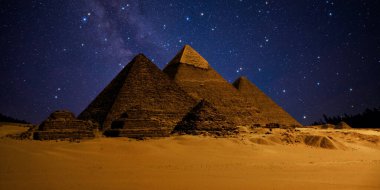 Çöldeki kale piramidinin gece sahnesi