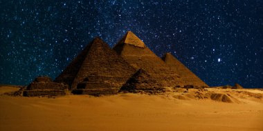 Çöldeki kale piramidinin gece sahnesi