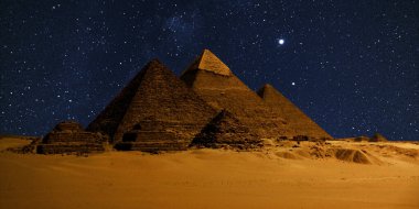 Çöldeki kale piramidinin gece sahnesi