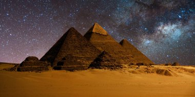 Çöldeki kale piramidinin gece sahnesi