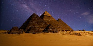 Çöldeki kale piramidinin gece sahnesi