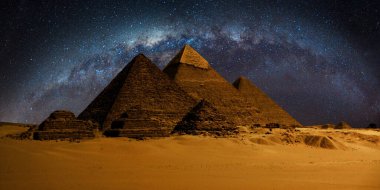 Çöldeki kale piramidinin gece sahnesi