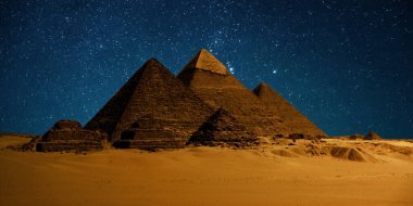 Çöldeki kale piramidinin gece sahnesi