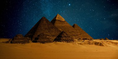 Çöldeki kale piramidinin gece sahnesi