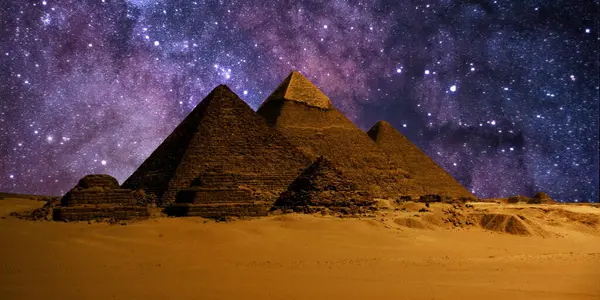 Çöldeki kale piramidinin gece sahnesi